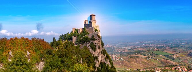 Trip Burgenland Urlaubsdestination - San Marino – Hol ihn dir – den heißbegehrten Einreise-Stempel von San Marino. Nimm deinen Reisepass, besuche die örtliche Tourismusbehörde, hier wird die kleine Trophäe in dein Reisedokument gestempelt, es sieht gut aus und ist eine supertolle Urlaubserinnerung. Dieses neue Trendy-Reiselust-Souvenir passt ausgezeichnet zu den anderen außergewöhnlichen Stempeln deiner vergangenen Reisen. San Marino ist ein sehr interessanter Zwergstaat, eine Enklave, vollständig von Italien umgeben, eine der ältesten bestehenden Republiken und eines der reichsten Länder der Welt. Die beliebtesten Orte für Ferien in San Marino, locken mit besten Angebote für Hotels und Ferienunterkünfte mit Werbeaktionen, Rabatten, Sonderangebote für San Marino Urlaub buchen.