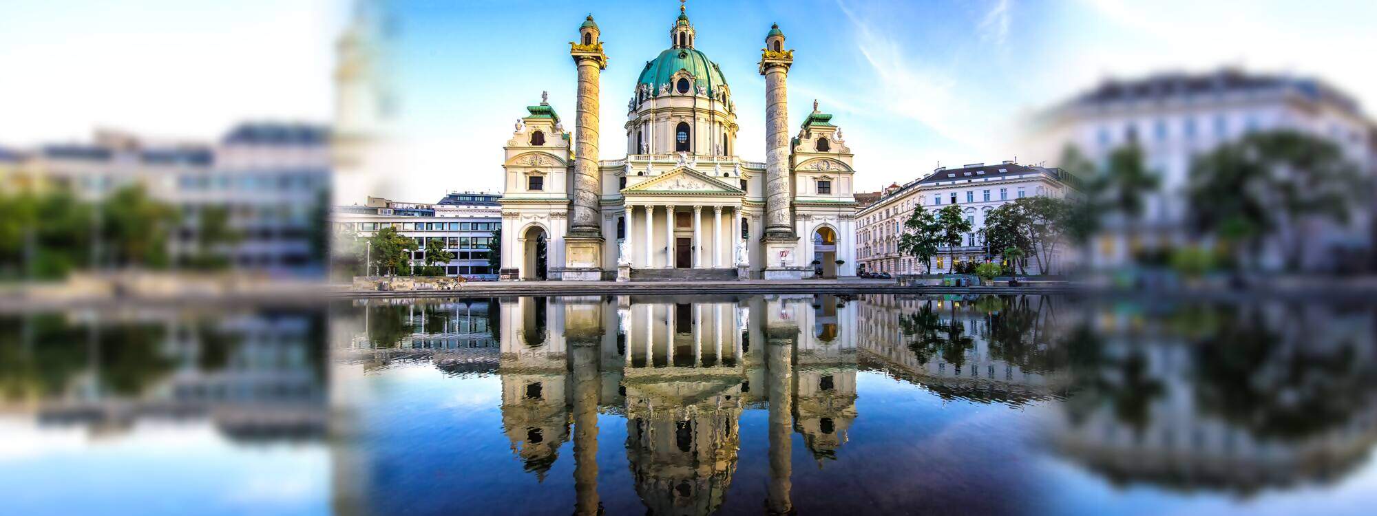 Die kaiserliche Karlskirche in Wien am Abend bei toller Stimmung